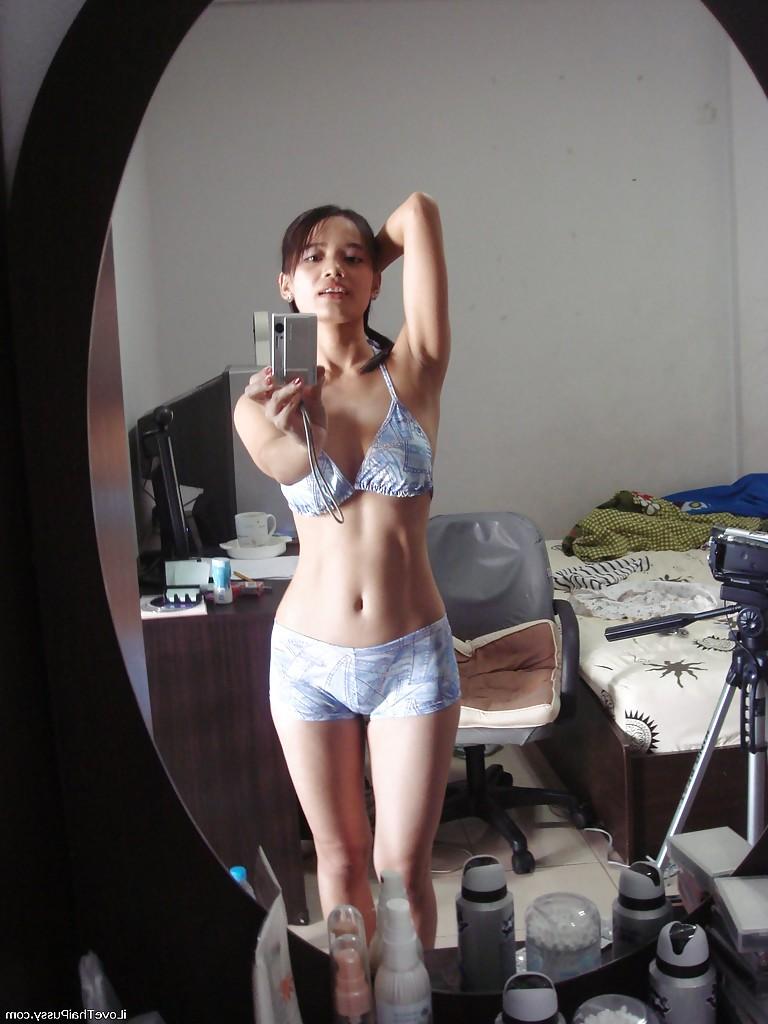 16P Das verspielte asiatische Babe Lana Selfshot demonstriert ihre beschnittene Muschi und fingert