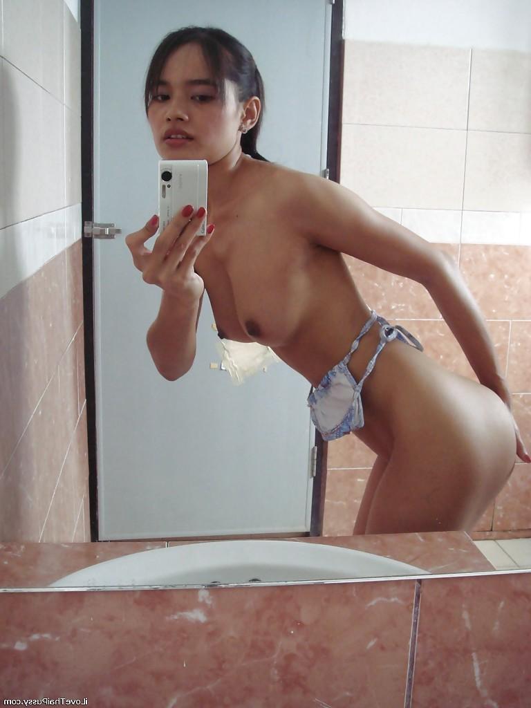 16P Das verspielte asiatische Babe Lana Selfshot demonstriert ihre beschnittene Muschi und fingert