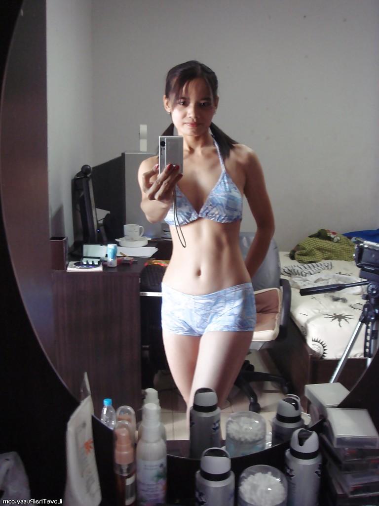 16P Das verspielte asiatische Babe Lana Selfshot demonstriert ihre beschnittene Muschi und fingert