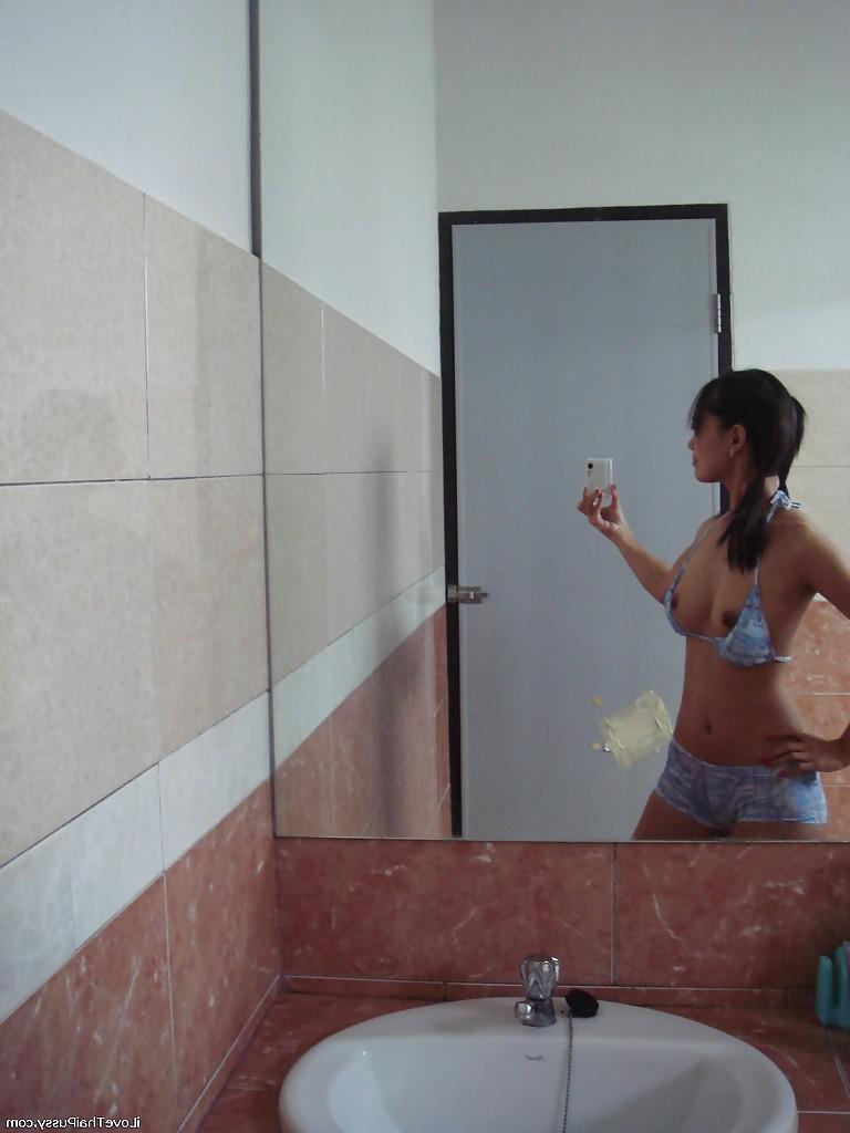 16P Das verspielte asiatische Babe Lana Selfshot demonstriert ihre beschnittene Muschi und fingert