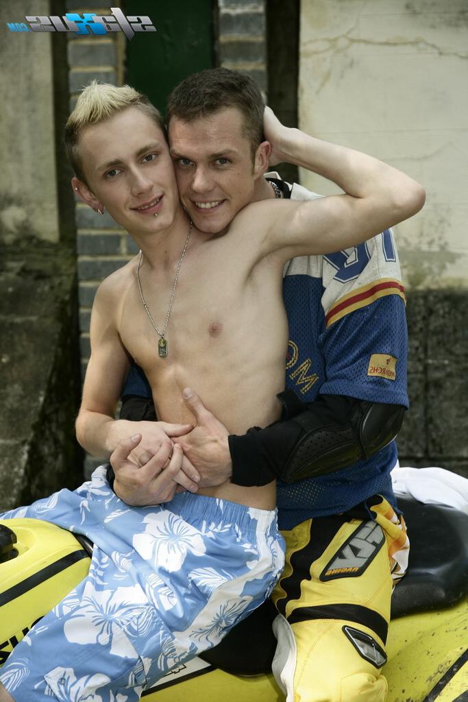 20P Garotos gays Johan Volny e Alan Hill fazem sexo anal estilo cachorrinho ao ar livre