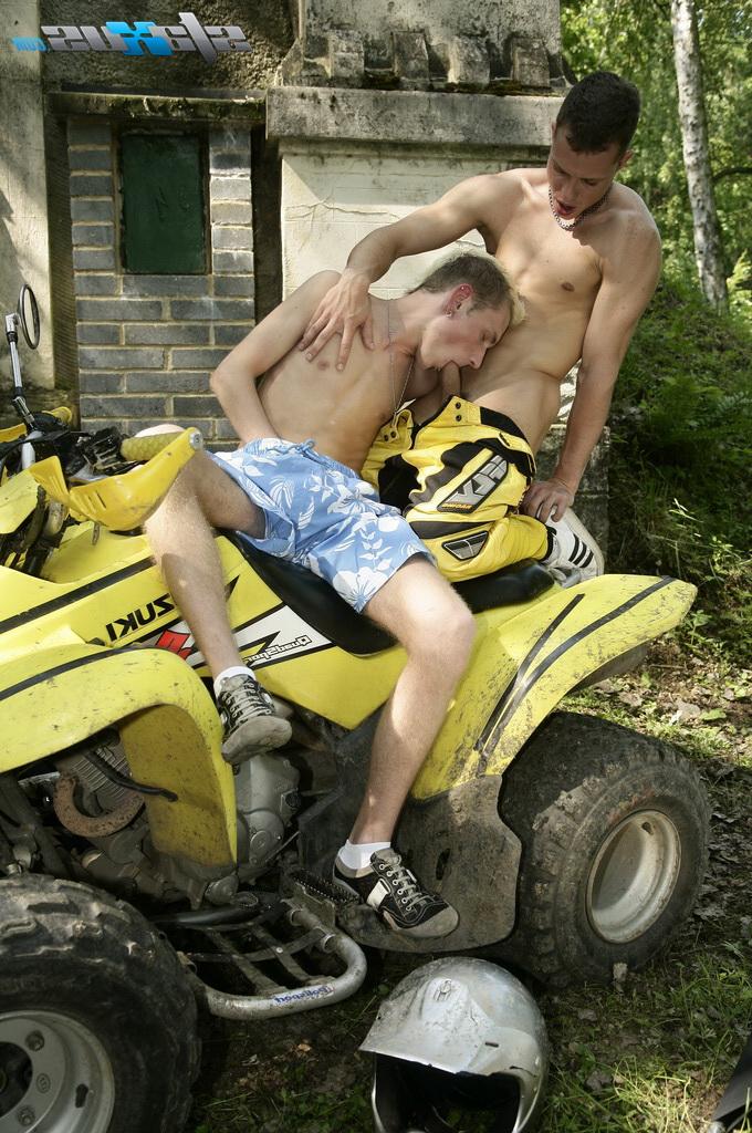 20P Garotos gays Johan Volny e Alan Hill fazem sexo anal estilo cachorrinho ao ar livre