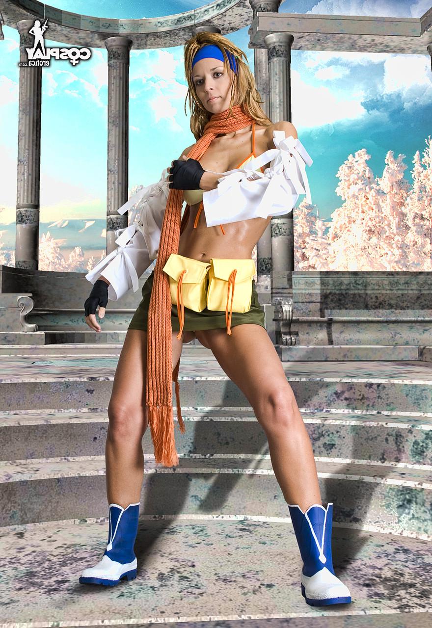 12P Chica sola trabaja su cuerpo sexy parcialmente sin ropa de cosplay