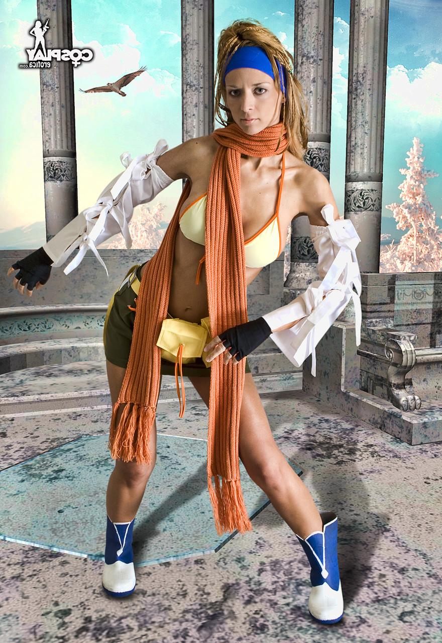 12P Chica sola trabaja su cuerpo sexy parcialmente sin ropa de cosplay