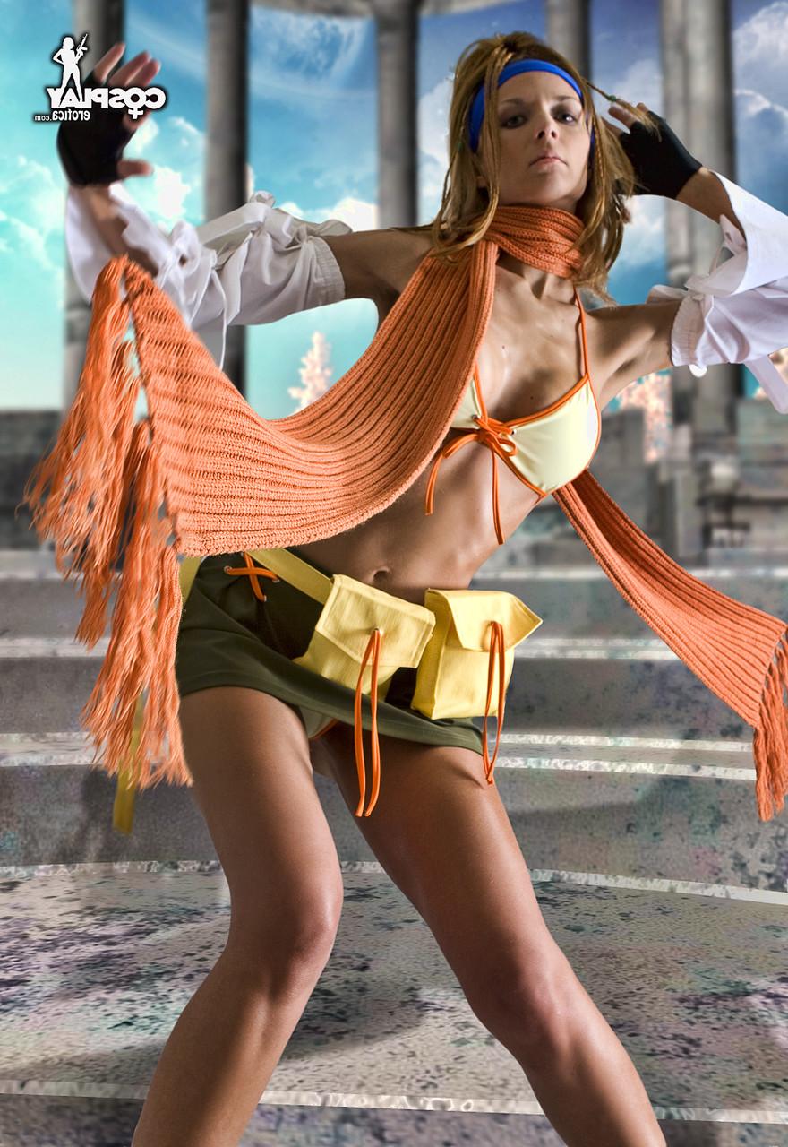 12P Chica sola trabaja su cuerpo sexy parcialmente sin ropa de cosplay