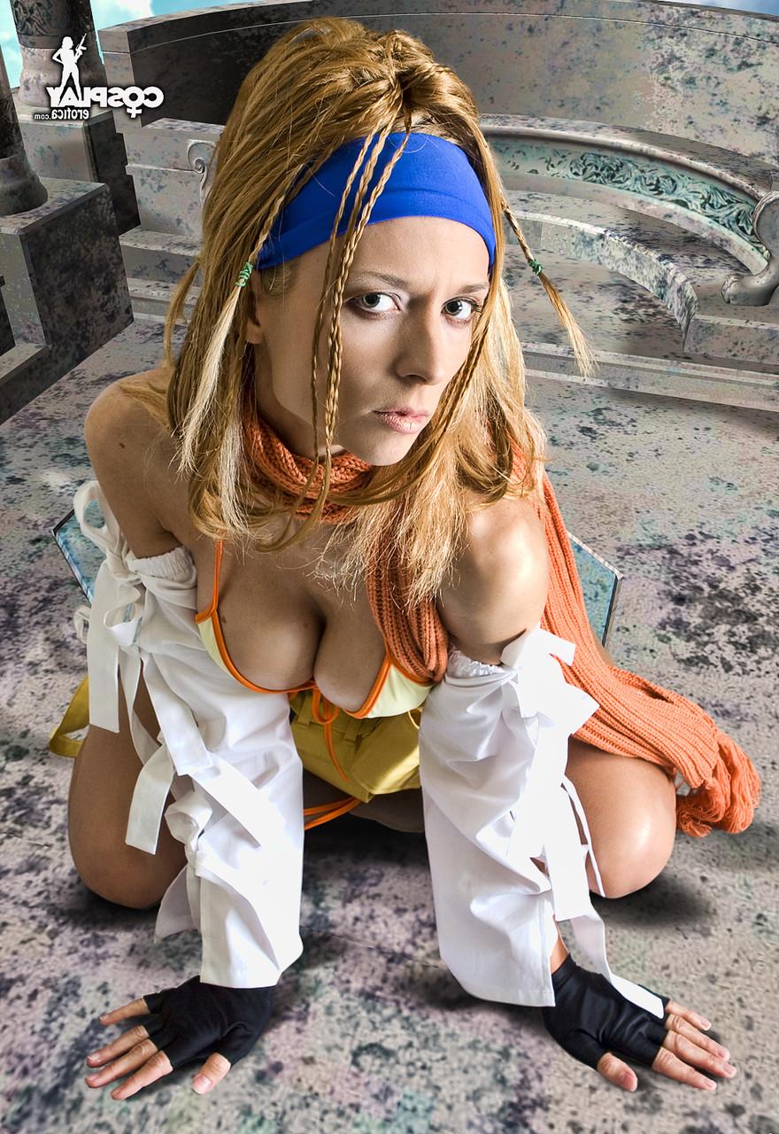 12P Chica sola trabaja su cuerpo sexy parcialmente sin ropa de cosplay