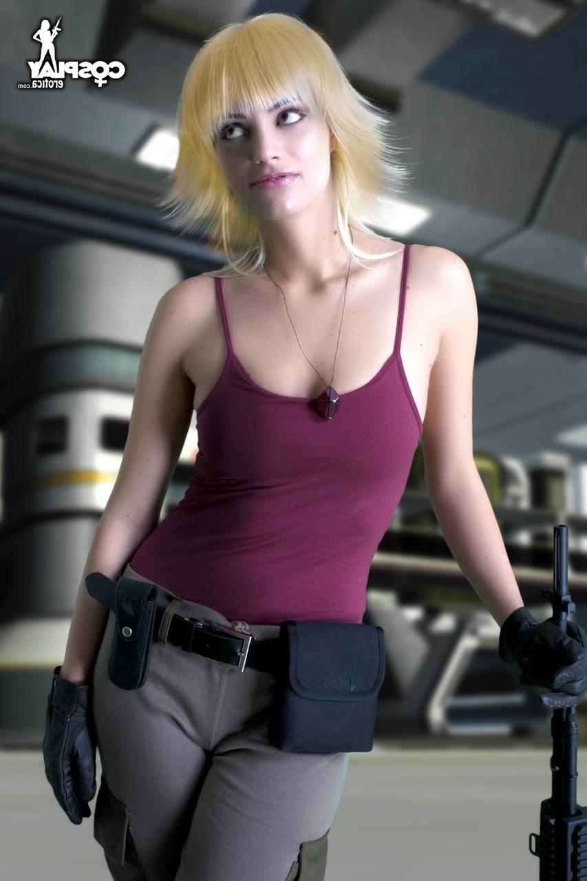 12P Blonde Cosplayerin entblößt ihre festen Titten, bevor sie ihren engen Hintern zeigt