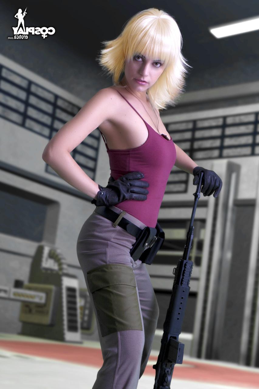 12P Blonde Cosplayerin entblößt ihre festen Titten, bevor sie ihren engen Hintern zeigt