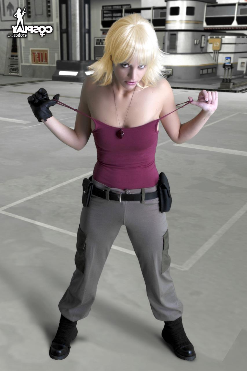 12P Blonde Cosplayerin entblößt ihre festen Titten, bevor sie ihren engen Hintern zeigt