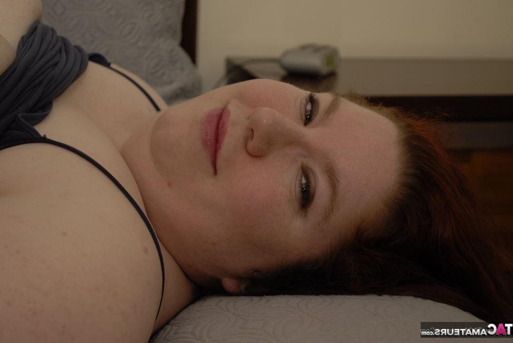 20P Redheaded amateur BBW Inked Oracle plays with her nipples during solo action