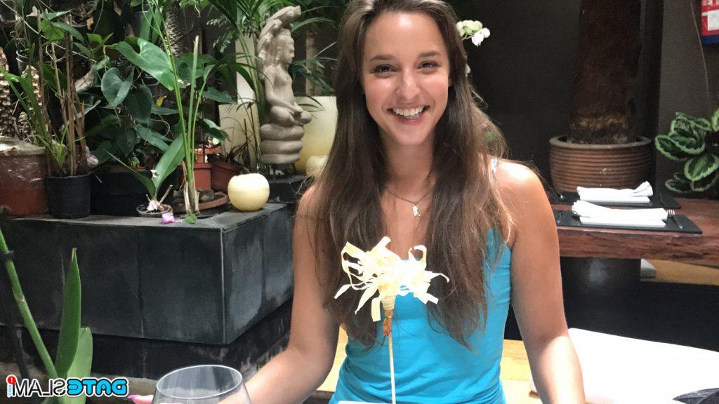 12P Garota amadora compartilha selfies impertinentes dela mesma chupando pau e piscando
