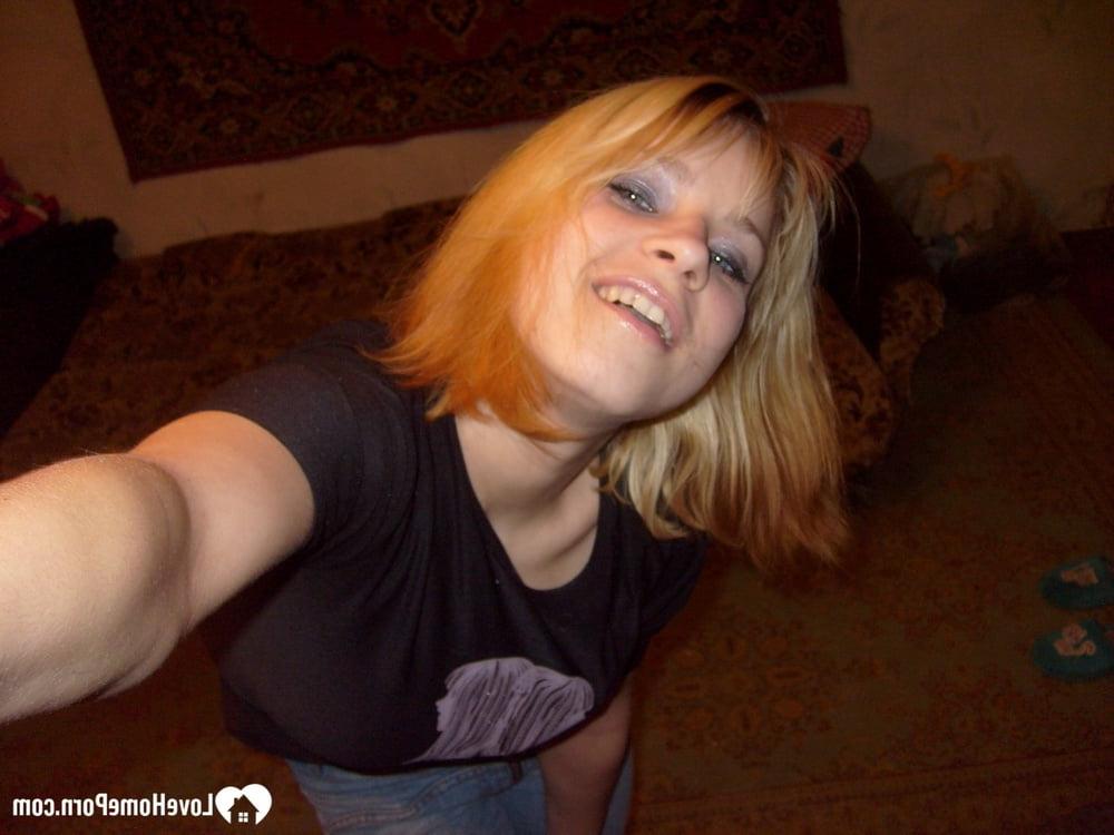 10P Amadora ruiva sexy mostra sua calcinha vermelha enquanto tira selfies no espelho