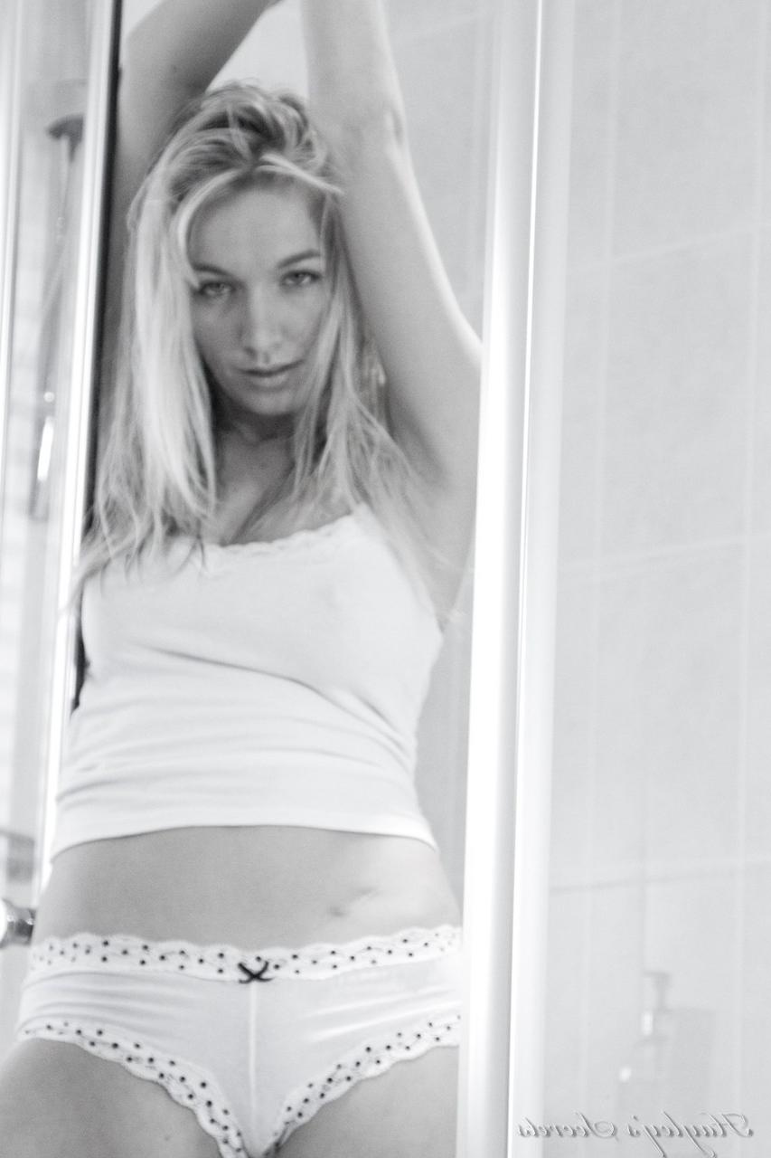 12P A loira gostosa Hayley Marie Coppin exibe seu corpo lindo durante o banho