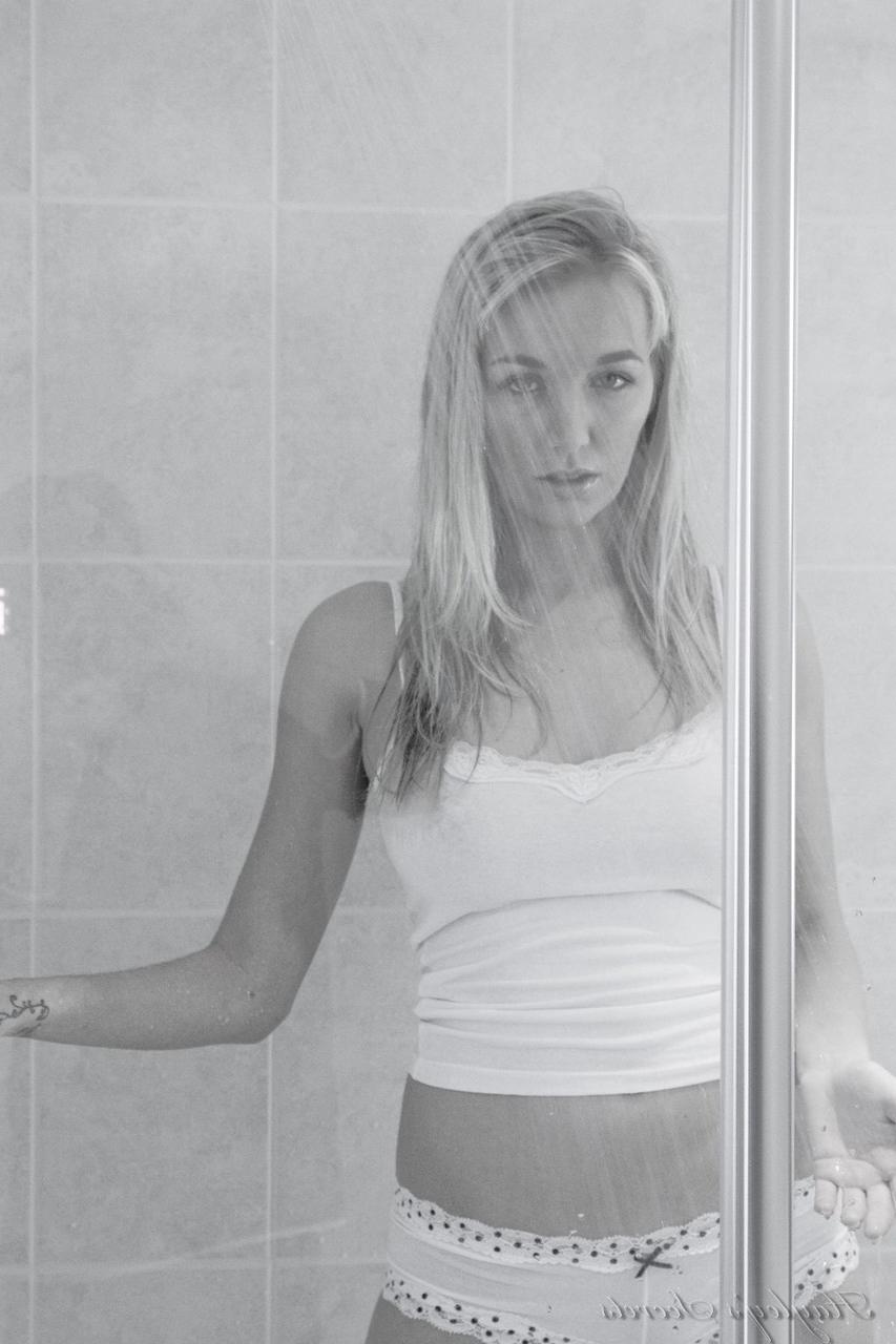 12P A loira gostosa Hayley Marie Coppin exibe seu corpo lindo durante o banho