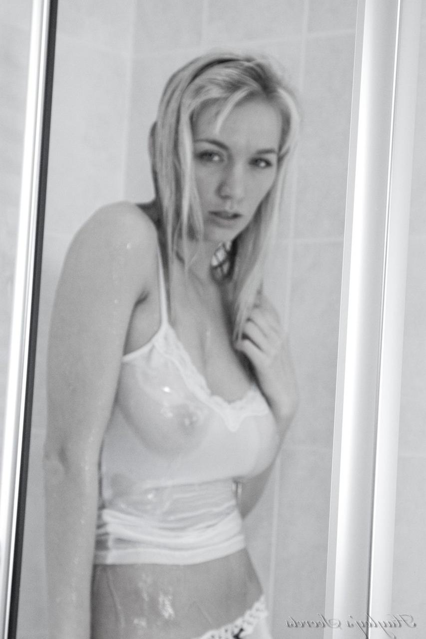 12P A loira gostosa Hayley Marie Coppin exibe seu corpo lindo durante o banho