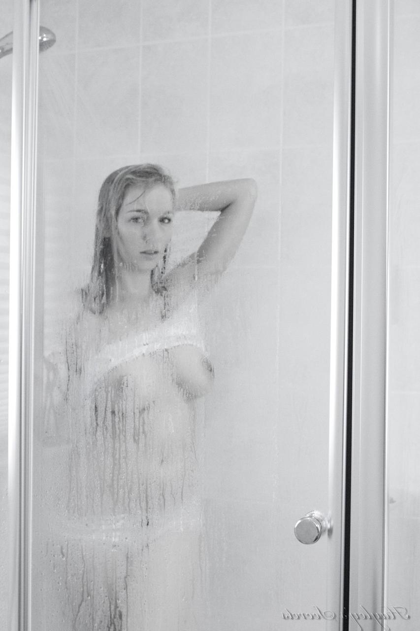12P A loira gostosa Hayley Marie Coppin exibe seu corpo lindo durante o banho
