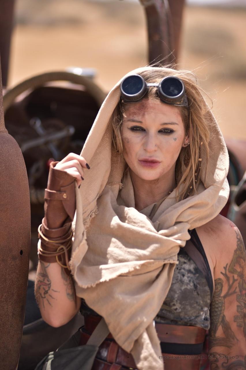 20P Le guerrier encré Kleio Valentien se fait doublement baiser par des militaires dans un plan à trois.