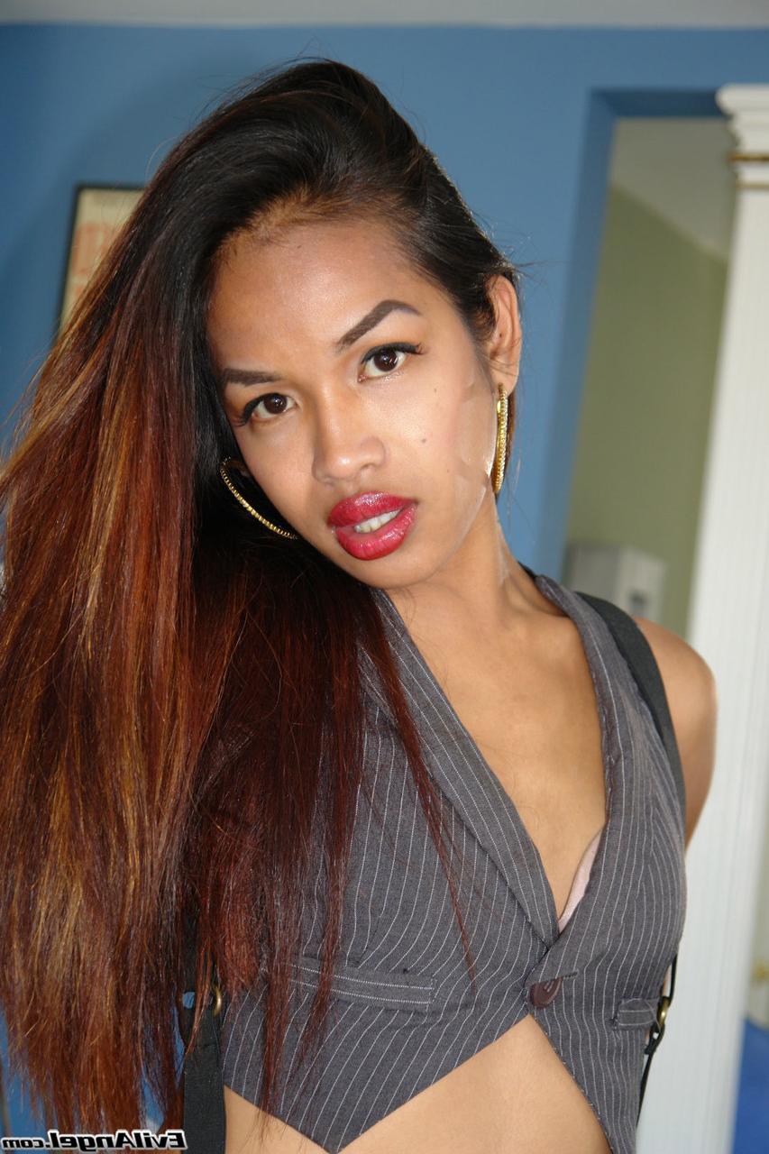 17P La maravillosa transexual asiática Noriko se quita las bragas de encaje y muestra su polla peluda