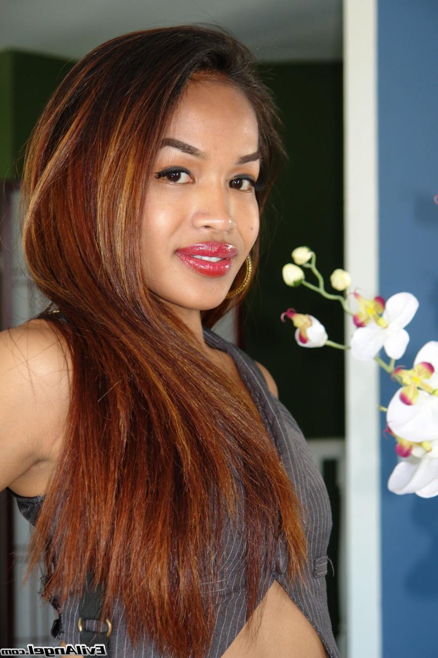 17P La maravillosa transexual asiática Noriko se quita las bragas de encaje y muestra su polla peluda