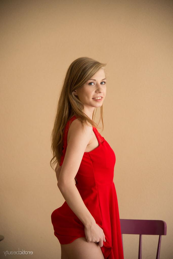 16P La simpática joven Eva Gold se deja a un lado un vestido rojo para posar desnuda