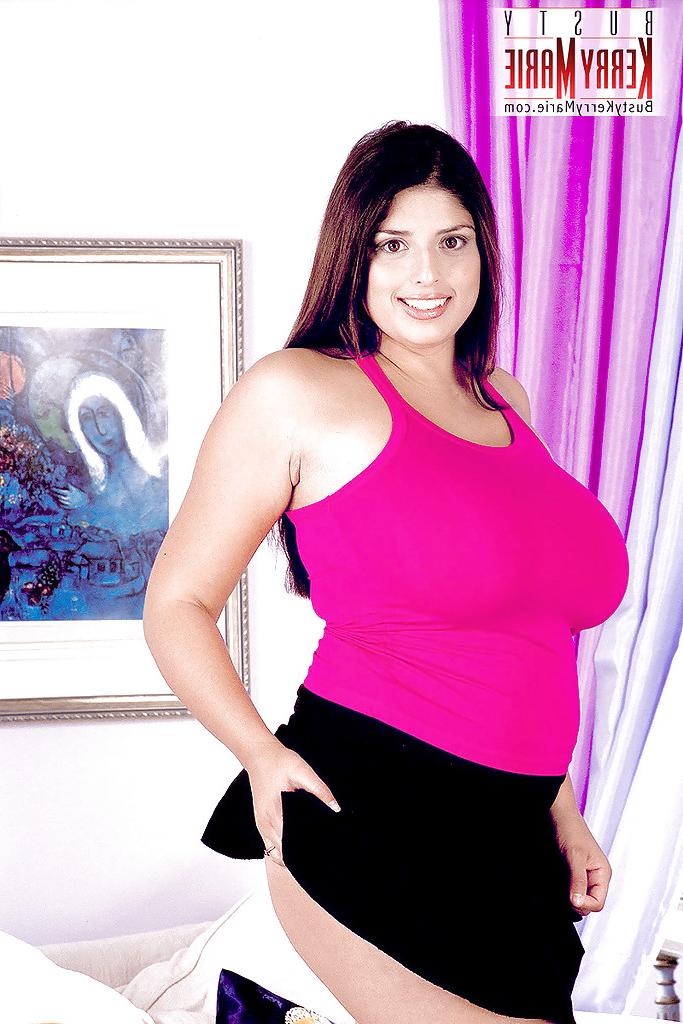16P La estrella porno europea morena Kerry Marie revelando sus enormes tetas para jugar con los pezones