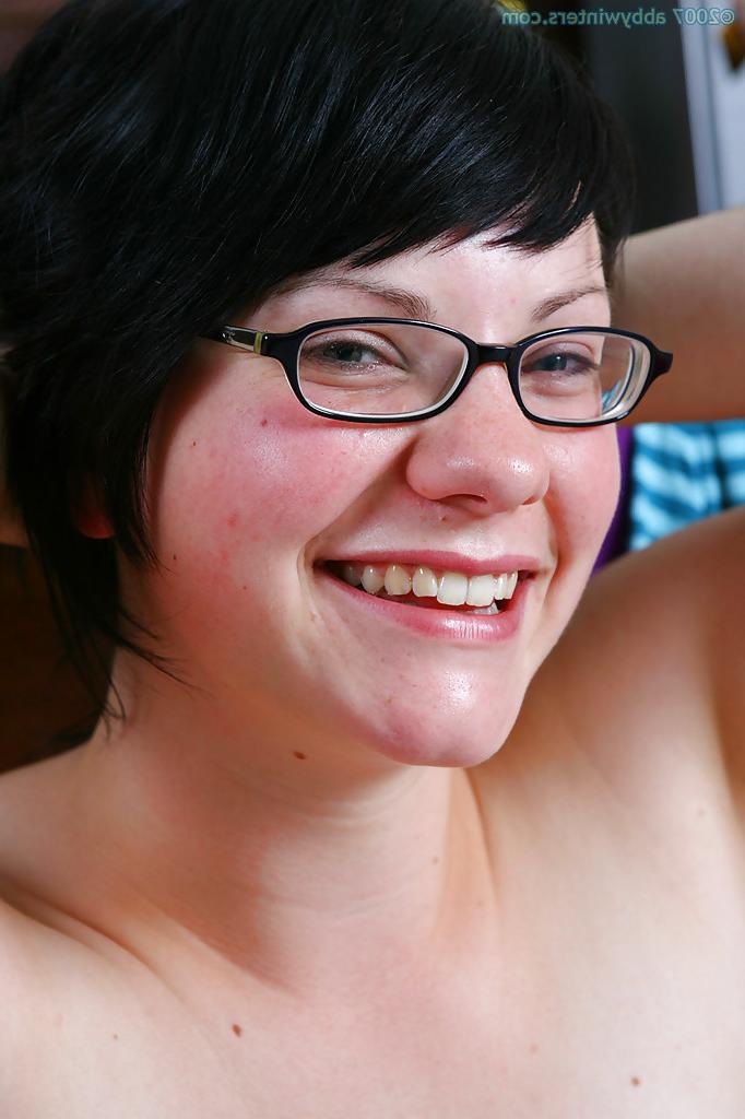 16P Fette Tussi mit Brille zieht sich aus und zeigt ihre haarige Muschi