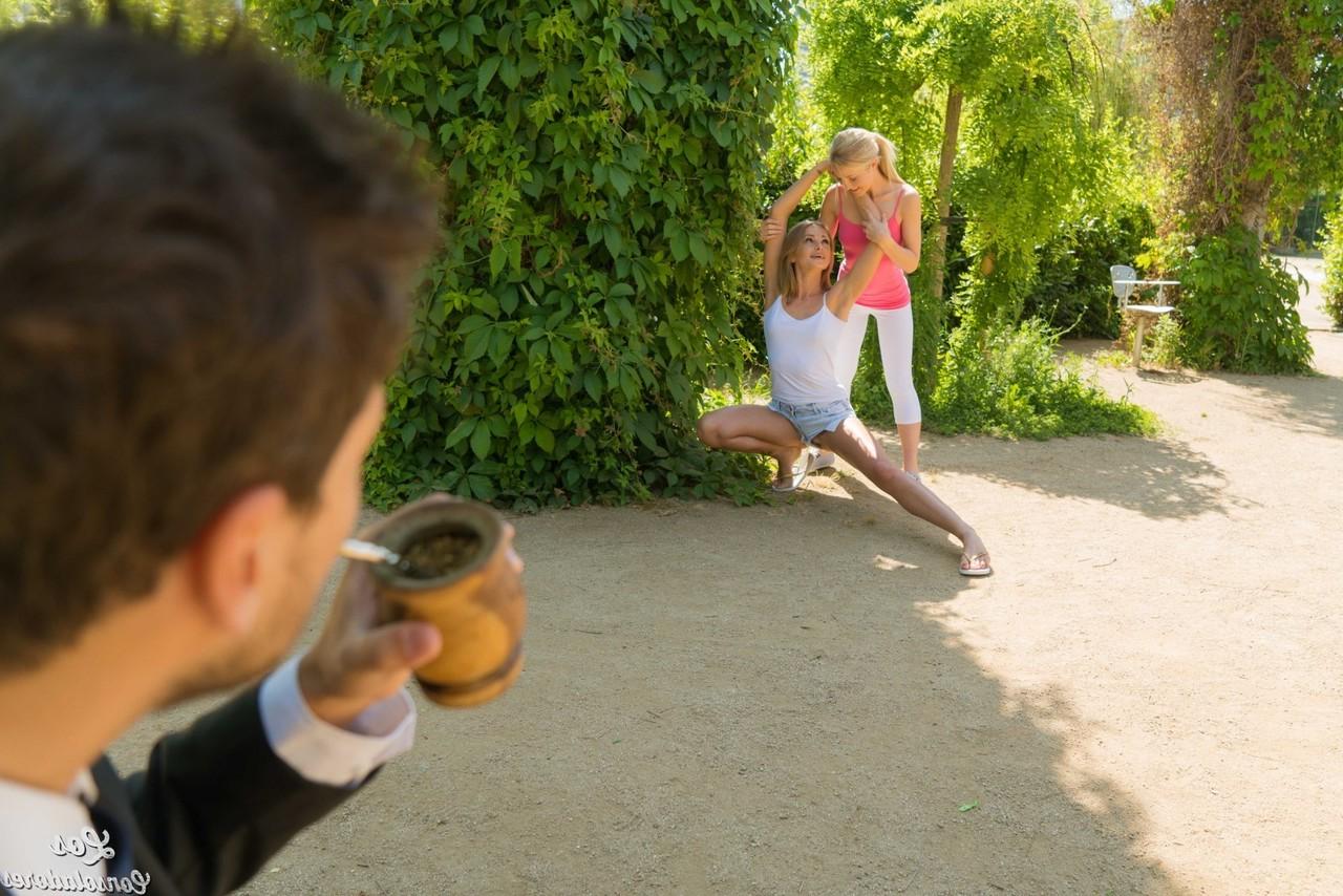 17P Sportliche Mädchen holen sich im Park einen Anzug zum Muschispielchen, Facesitting FFM-Dreier