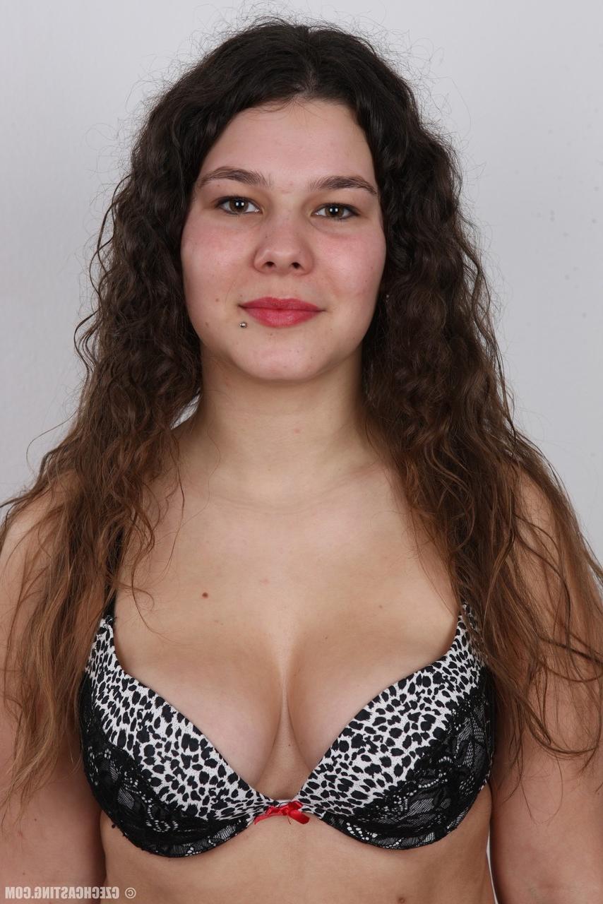 20P Amateurmädchen mit langen, welligen Haaren zieht sich bei Solo-Action komplett aus