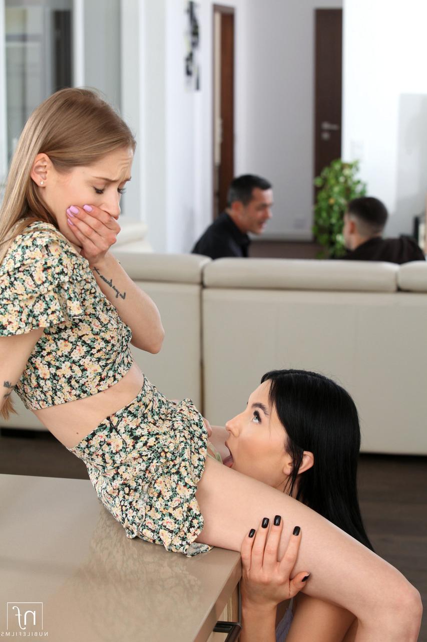 20P Les petites filles Simon Kitty et Tiffany Tatum partagent de grosses bites dans un quatuor sauvage.