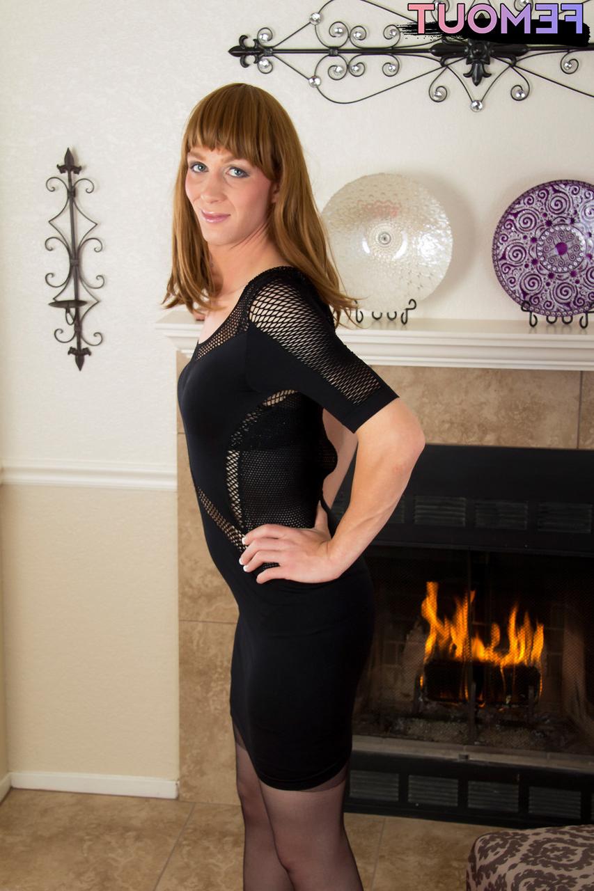 16P La sexy transexual Autumn Frost se exhibe y chupa la polla en un solo caliente