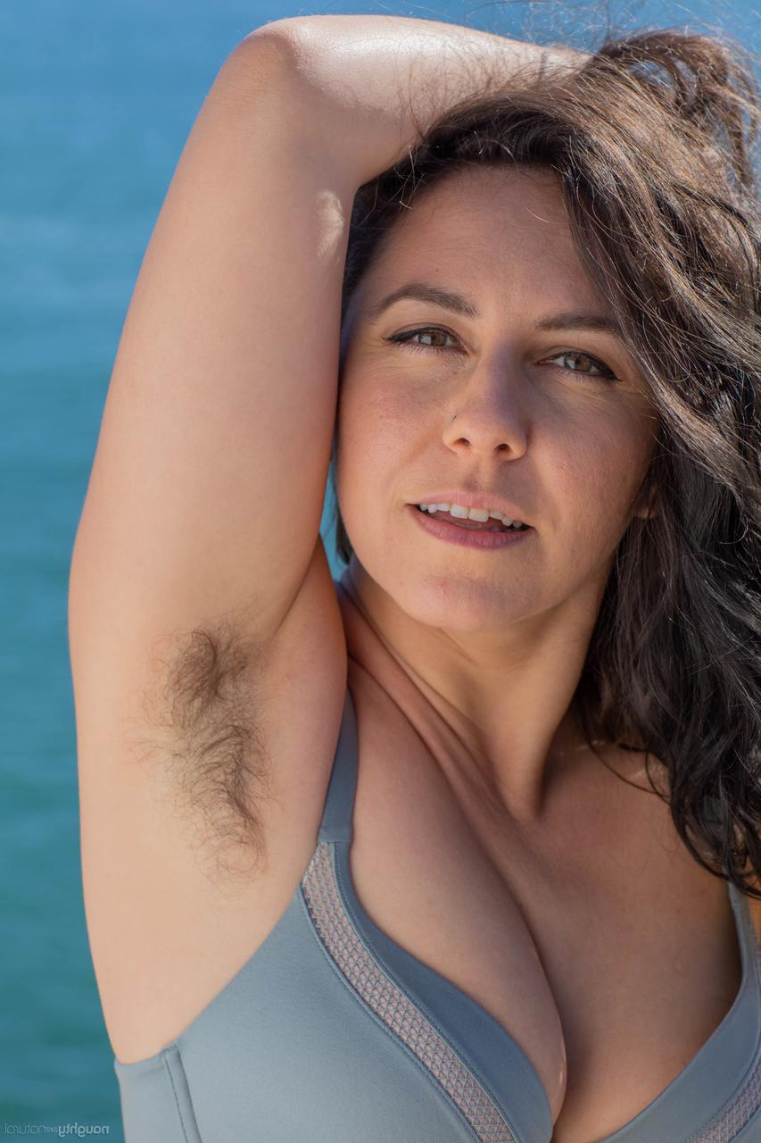 20P La morena de grandes tetas nikki silver hace alarde de sus axilas peludas y su arbusto
