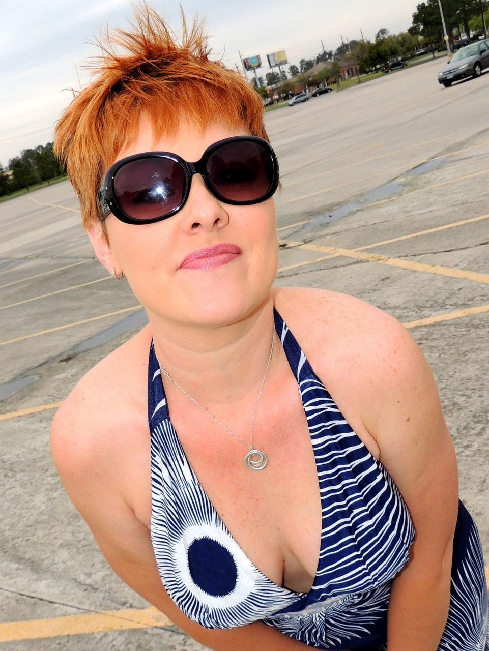 17P L'amatrice rousse Kali Devine découvre ses seins naturels avant de faire une pipe.