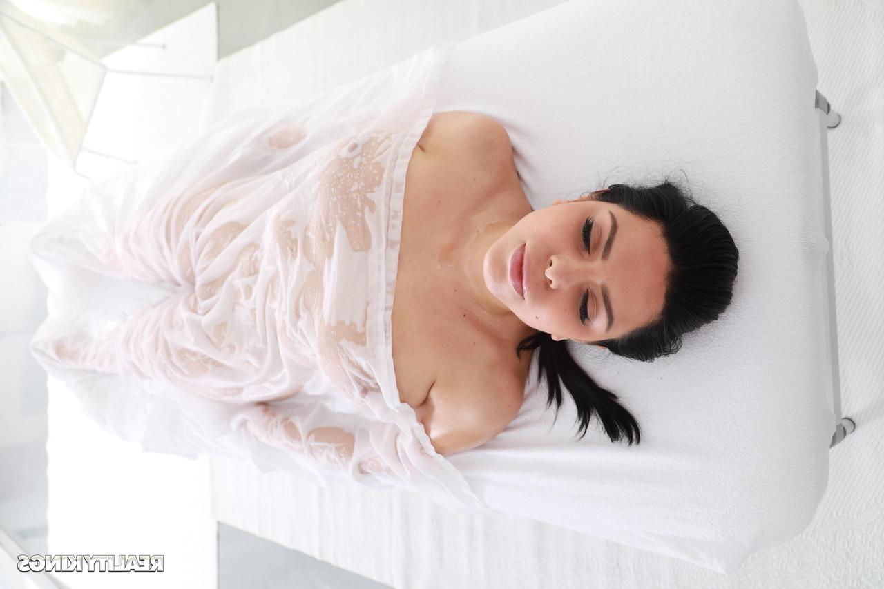 20P Die wunderschöne Brünette Kira Queen lutscht und reitet während einer Massage einen großen Schwanz