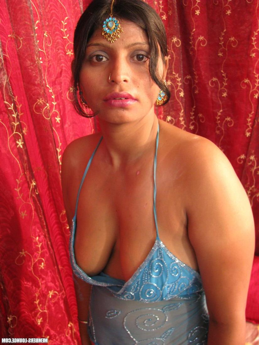 15P Mulher indiana libera seus seios naturais antes de beijar seu amante