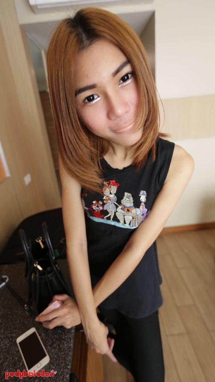 20P Der nerdige asiatische Ladyboy Ma zeigt ihren kleinen haarigen Schwanz und wird im POV analysiert