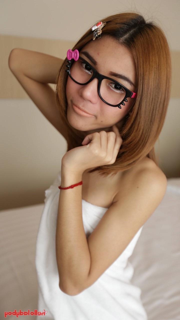 20P Der nerdige asiatische Ladyboy Ma zeigt ihren kleinen haarigen Schwanz und wird im POV analysiert