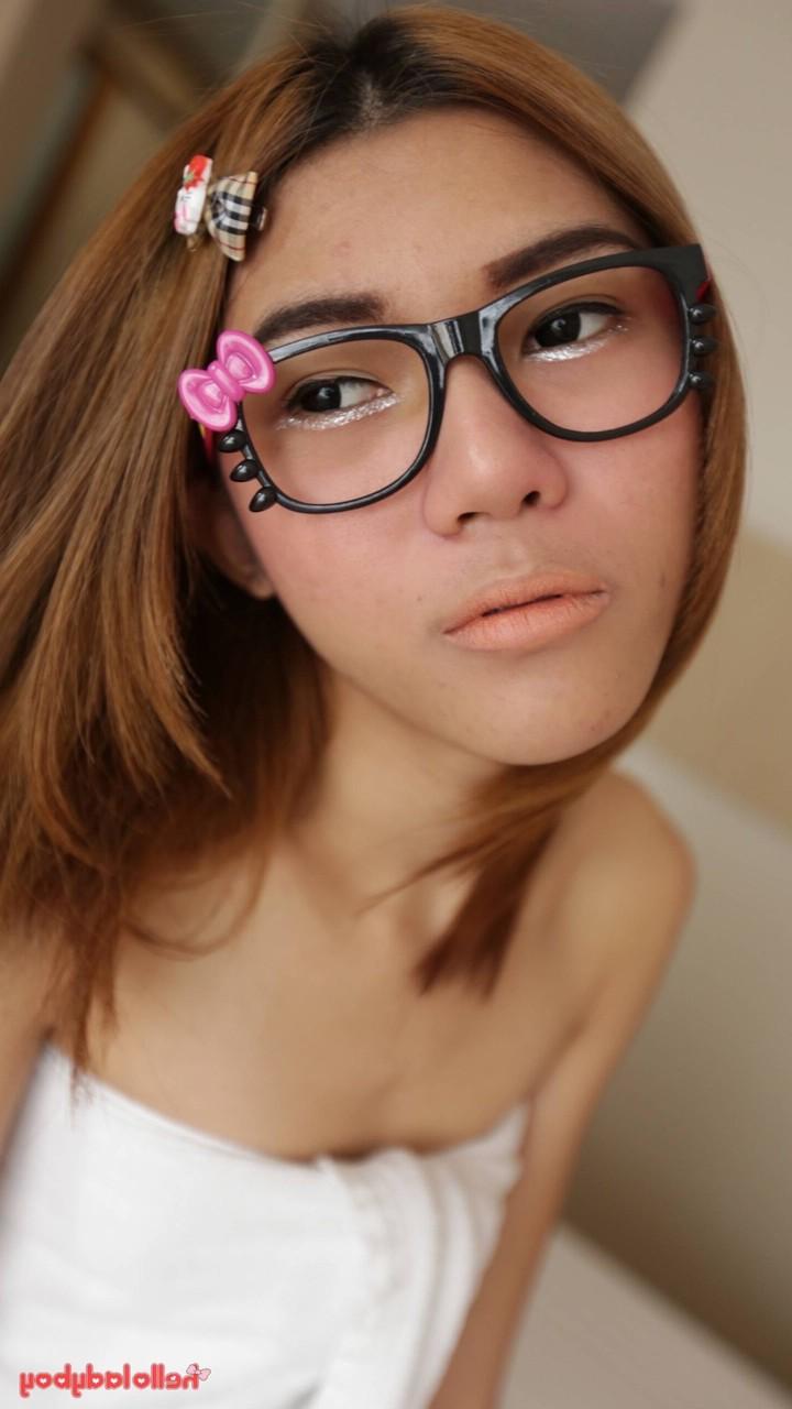 20P Der nerdige asiatische Ladyboy Ma zeigt ihren kleinen haarigen Schwanz und wird im POV analysiert