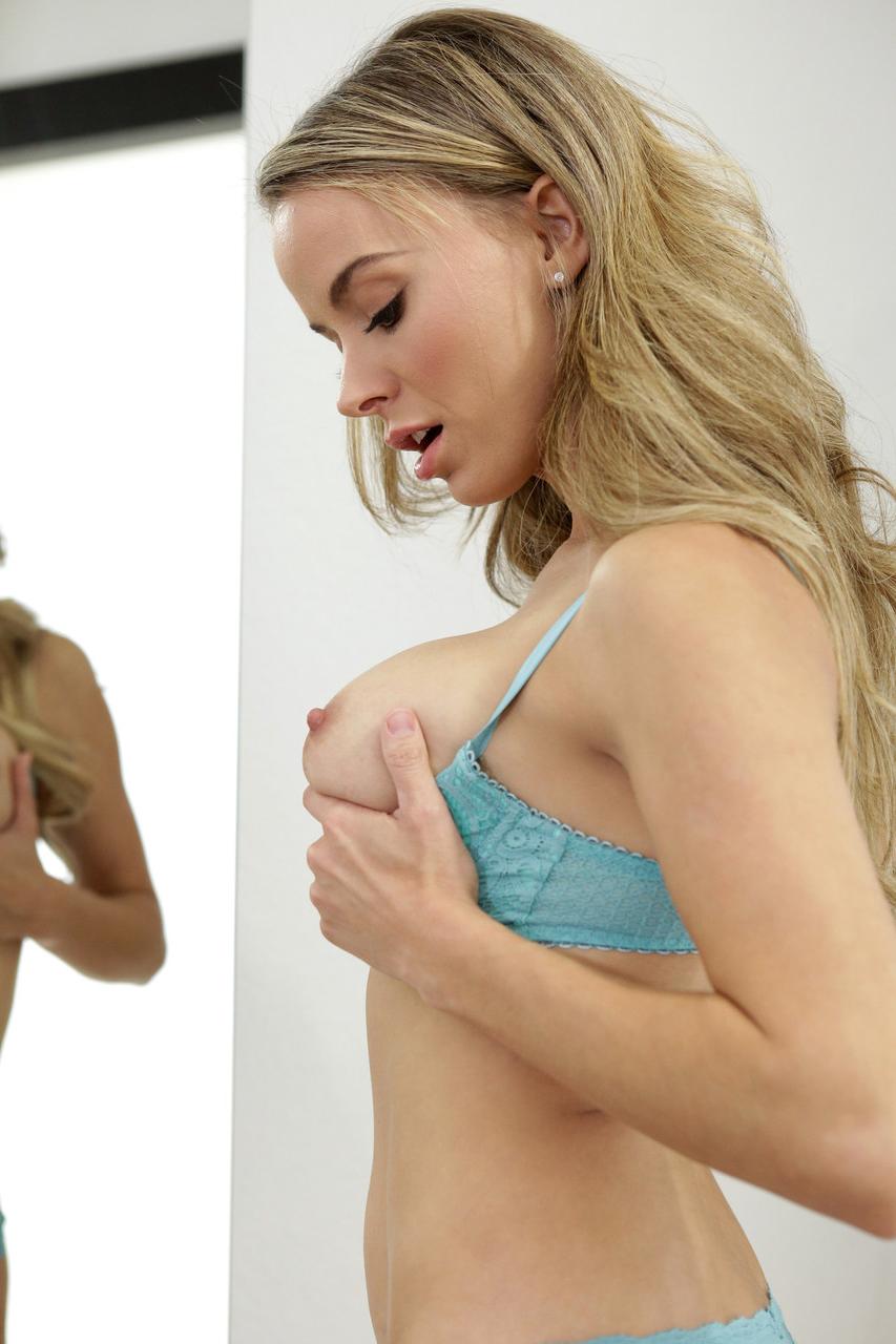 18P A garota loira Jane Doux pega o pau do cara para esguichar um monte de porra
