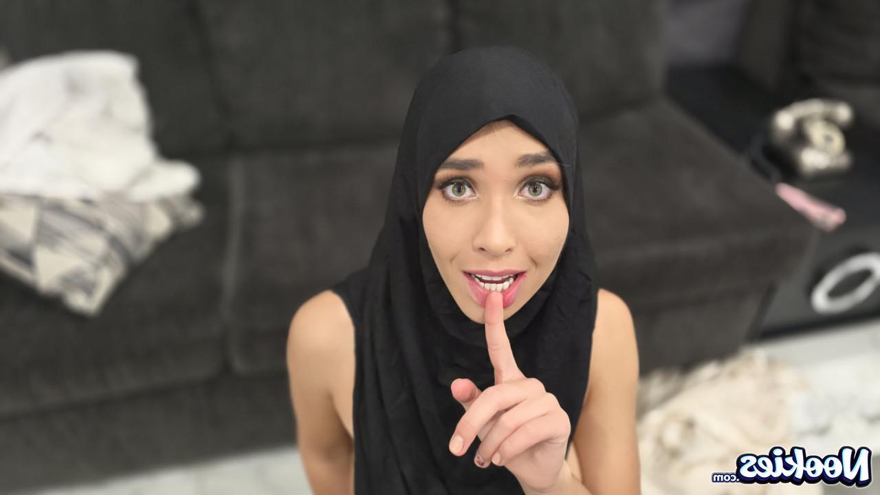 15P A mulher muçulmana Briana Moon mostra sua flexibilidade durante sexo POV hardcore