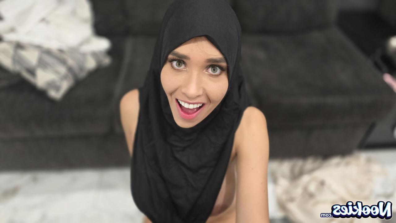 15P A mulher muçulmana Briana Moon mostra sua flexibilidade durante sexo POV hardcore