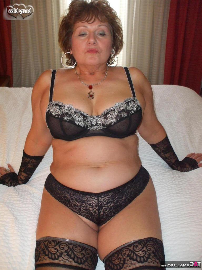 20P Mulher mais velha rechonchuda, Busty Bliss, exibe seus seios naturais em meias e cuecas