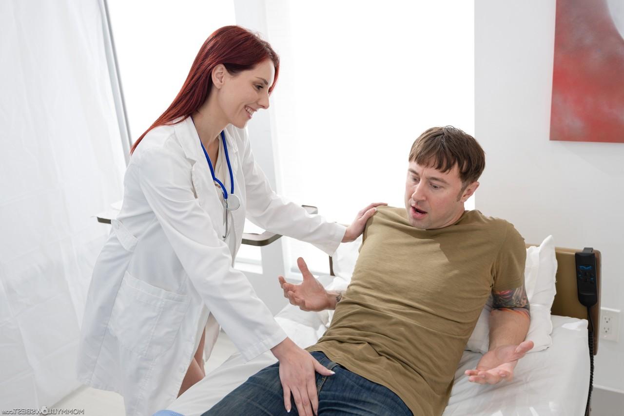 20P La sexy doctora Kelly Caprice hace una mamada caliente y recibe una corrida en sus tetas