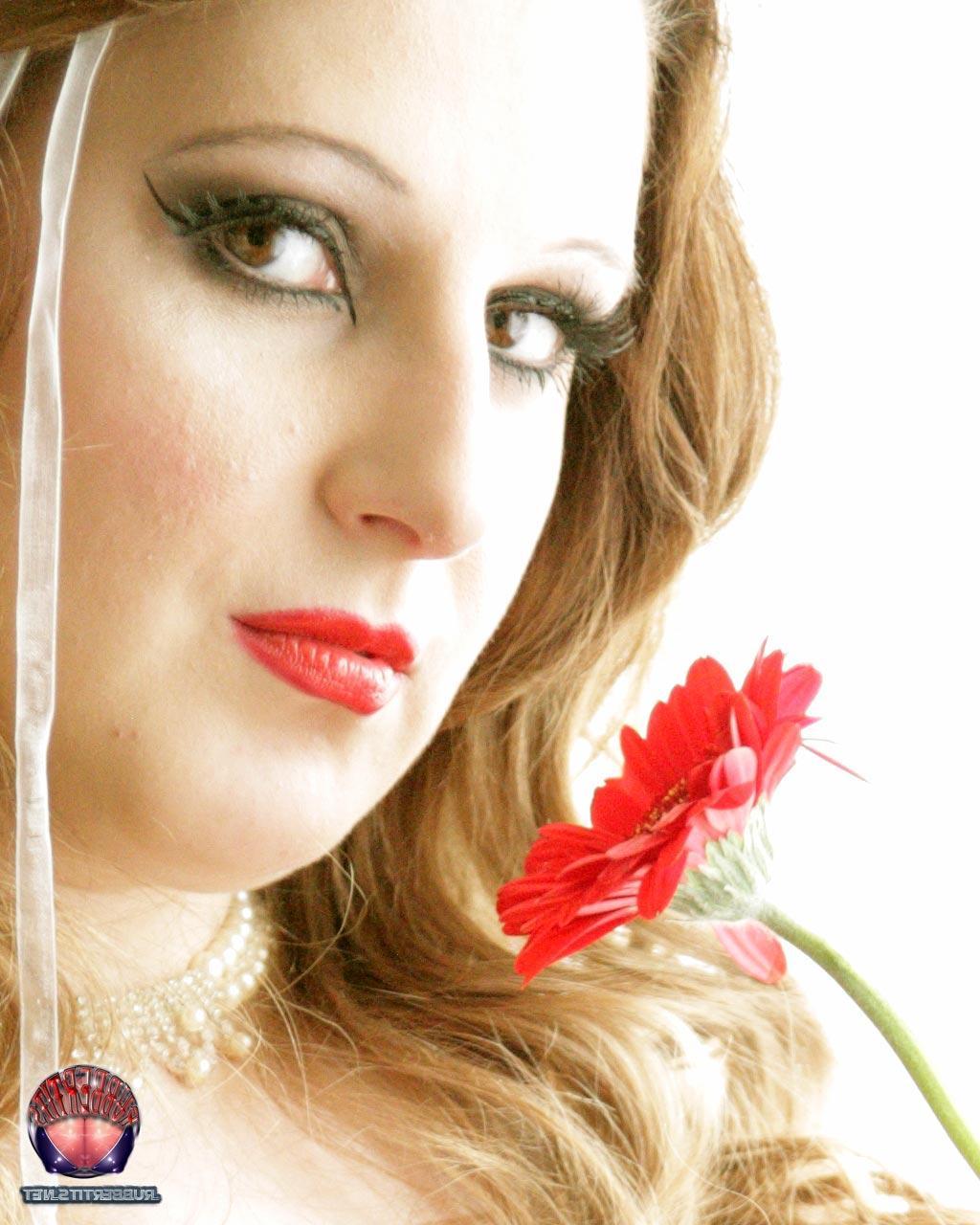 16P Noiva sexy com peitos grandes faz topless enquanto usa protetores de mamilo