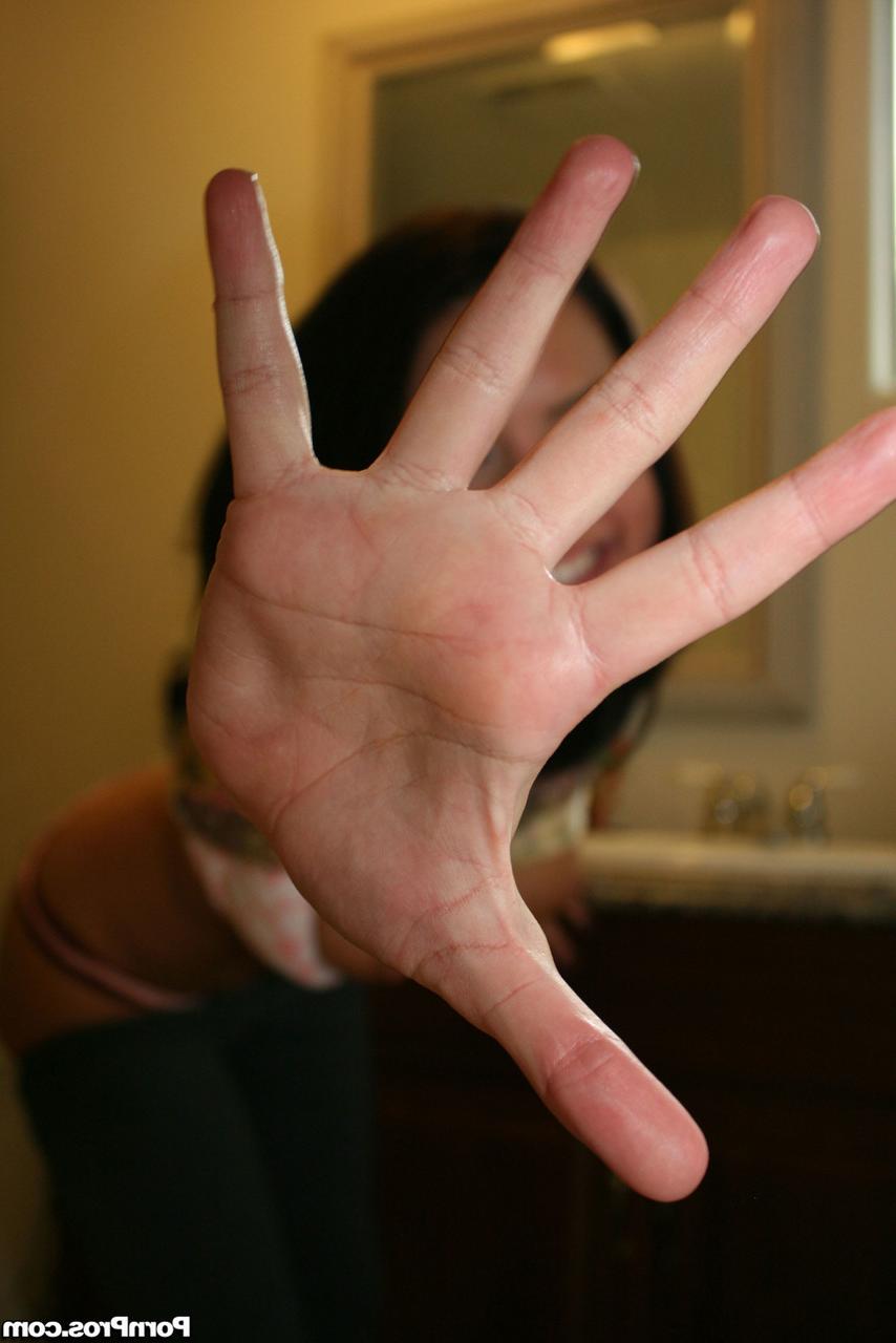 20P A gracinha amadora Micah Moore mostra suas curvas sensuais em uma sessão de fotos privada