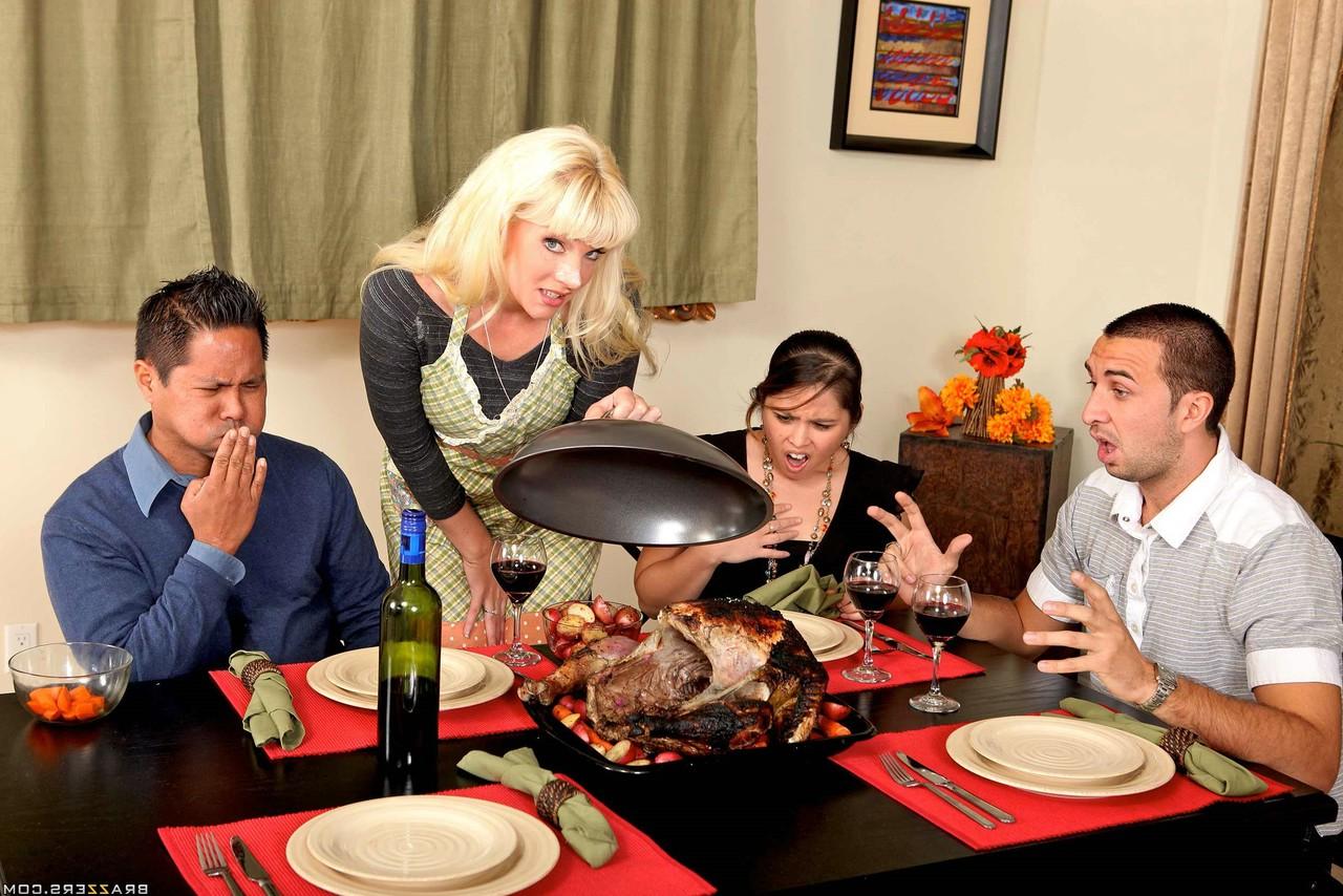 20P A esposa loira sexy Heidi Mayne chupa pau e é comida na cozinha