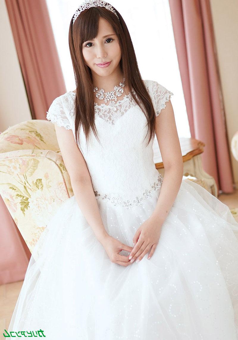 20P La novia japonesa Miyuki Sakura follada a cuatro patas el día de su boda