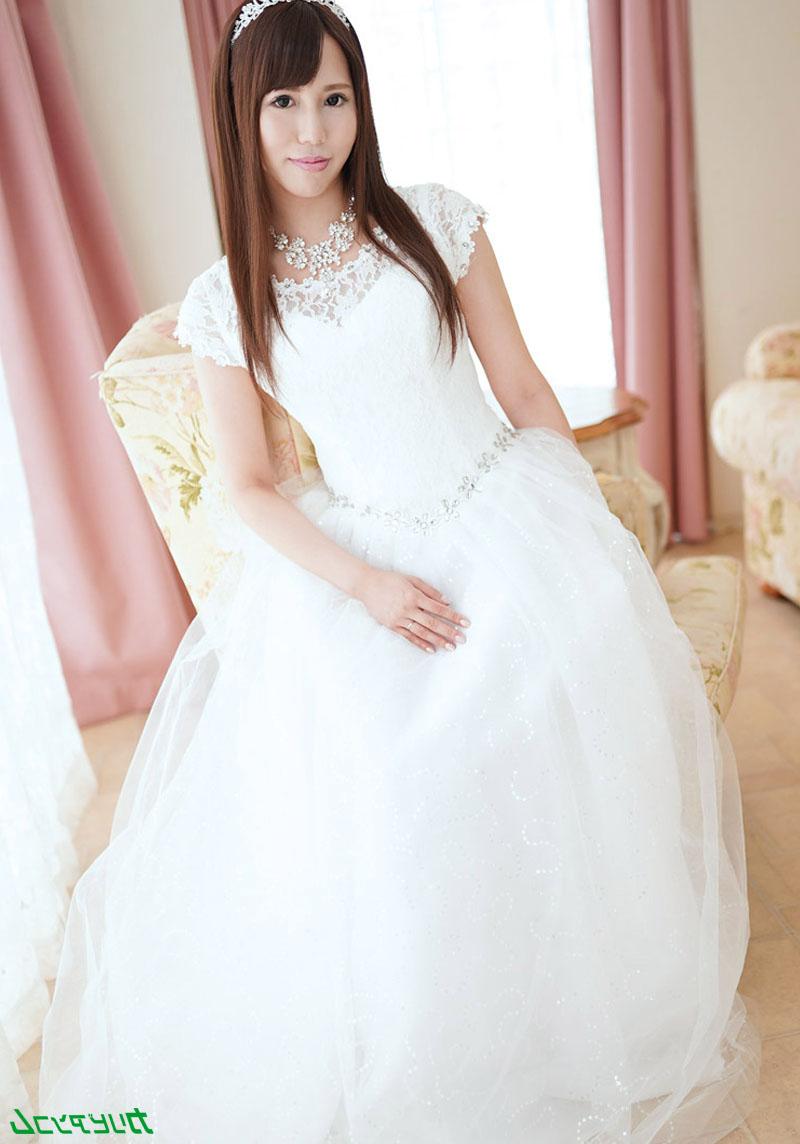20P La novia japonesa Miyuki Sakura follada a cuatro patas el día de su boda
