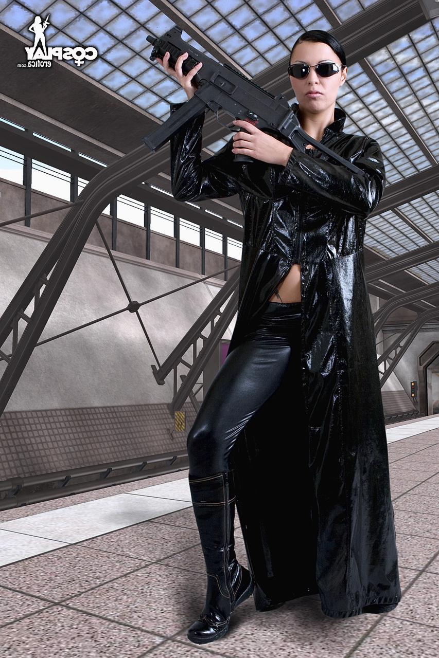 12P Bela de cabelos escuros libera seu grande corpo com roupas de cosplay