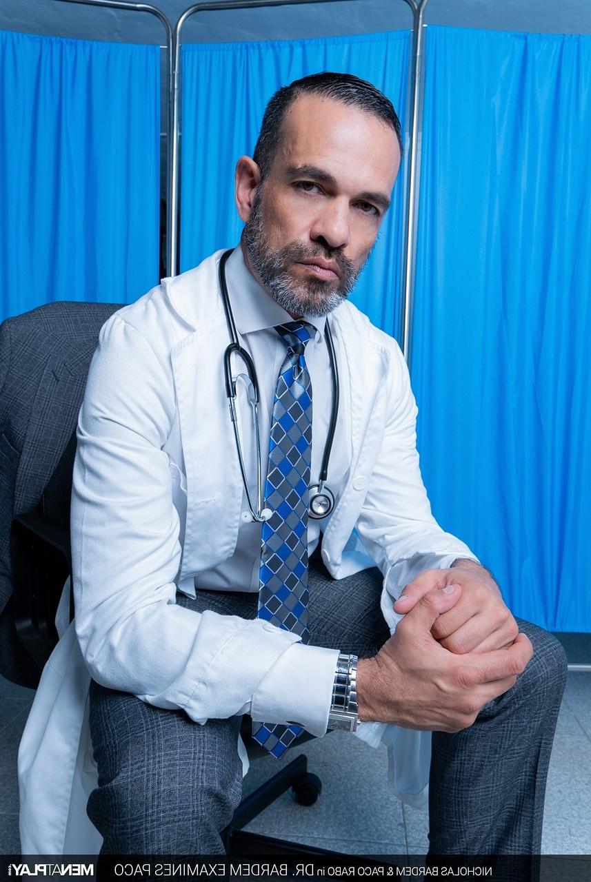 20P El doctor gay Nicholas Bardem tiene un rapidito anal salvaje con su paciente