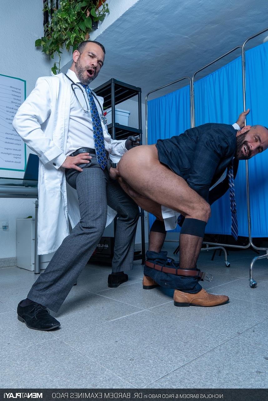 20P El doctor gay Nicholas Bardem tiene un rapidito anal salvaje con su paciente